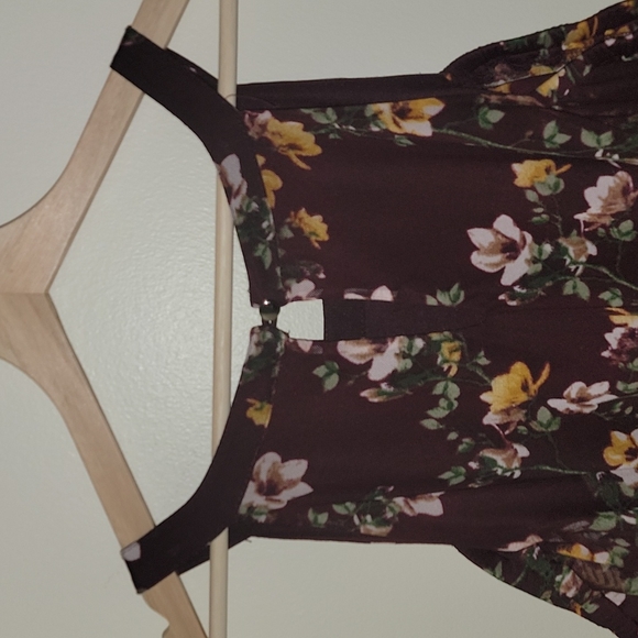 Plus size floral cold shoulder - Picture 4 of 6